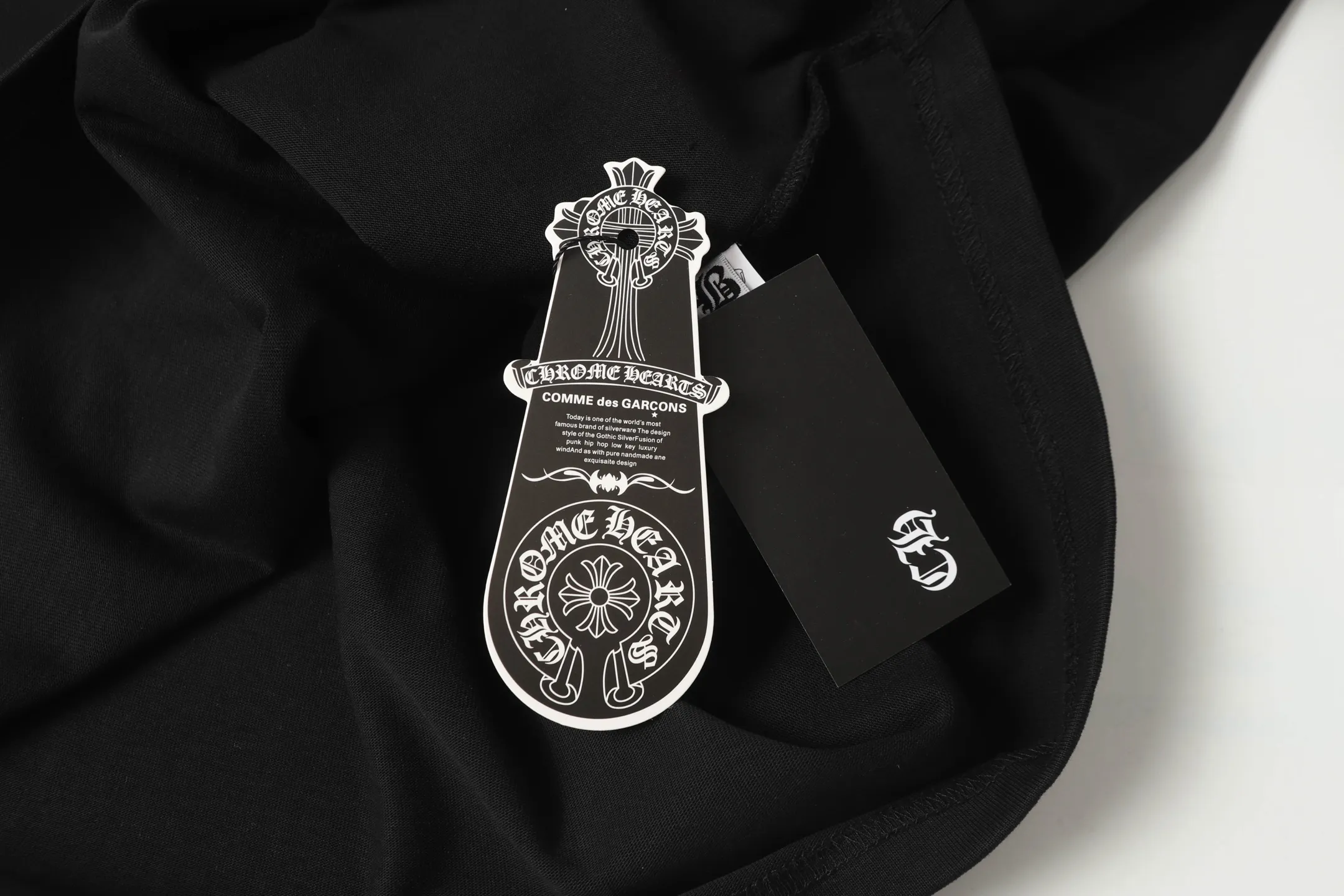 P190 Chrome Hearts CH Chrome Hearts Colorful Cross✝️Applied leather embroidered horseshoe short-sleeved T-shirt. Use imported Tajima machine embroidery. Correct configuration. Black 2025 Chrome Hearts authentic packaging. 280 grams of custom-dyed double yarn cotton. Large version. Loose and stylish. Different from lower versions, slim and long version, upper body and hips. 100% commitment: top quality. Not fast food. Highest version on the market. Top quality - different from ordinary versions on the market. If you care about quality. You must also respect the price. Absolutely zero after-sales service. The return rate so far is 0. It’s hard not to love the style. - 280g custom-dyed double yarn fabric. - Correct high-density main mark, washed tag, hand-sewn.
